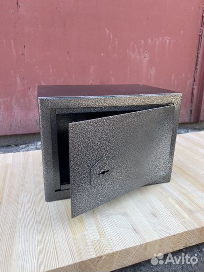 Сейф новый металлический