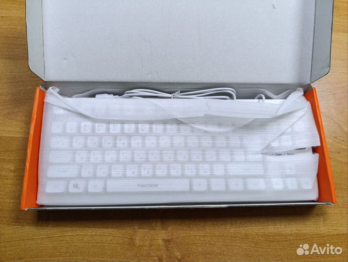 Белоснежная игровая клавиатура, с подсветкой