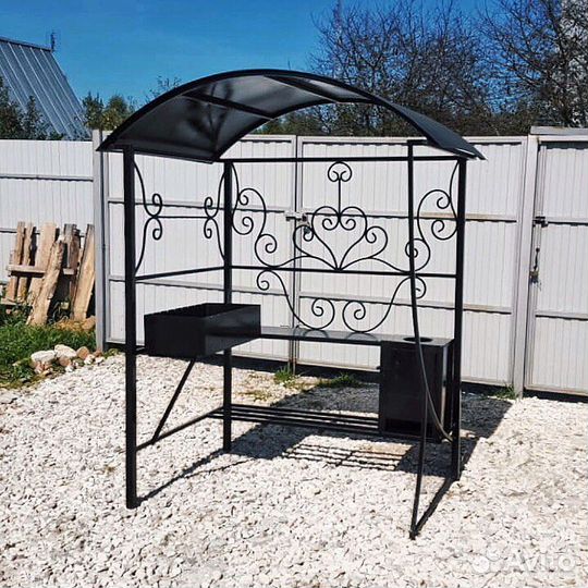 Мангал с крышей