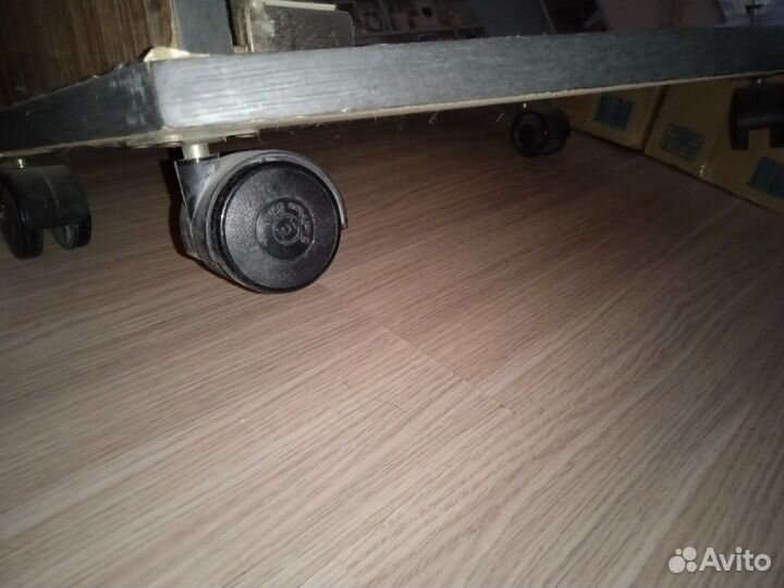 Тумбочка под телевизор на колесиках