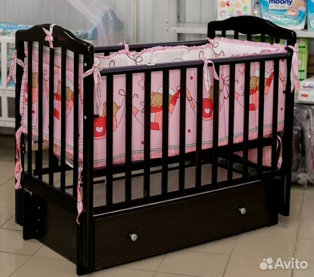 Детская кроватка с маятником