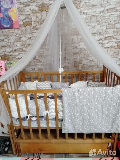 Детская кроватка с маятником