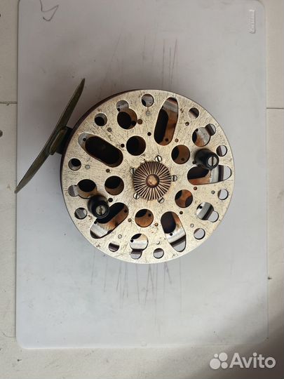 Катушка рыболовная инерционная