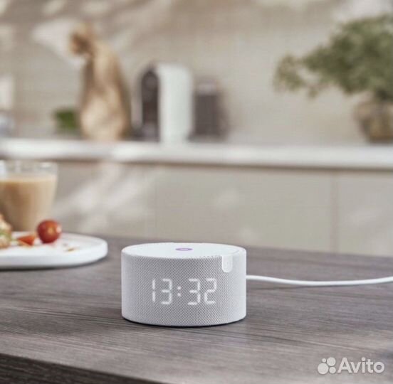 Новая умная колонка Алиса Мини с часами Белая