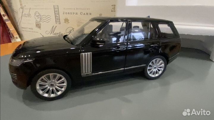 Модель автомобиля Range-Rover 1:18