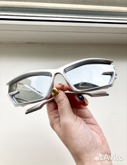 Солнцезащитные очки Givenchy модные