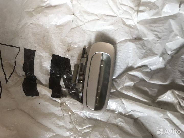 Задняя левая ручка Toyota Karina