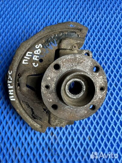 Поворотный кулак передний правый Лада Ларгус