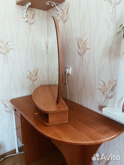 Косметический столик с зеркалом