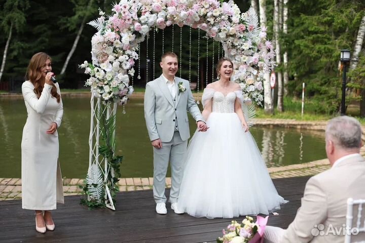 Ведущий и Dj с оборудованием