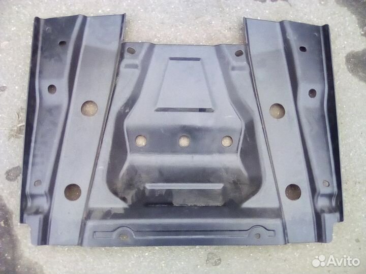 Пыльник пластик защита двигателя Toyota Hilux