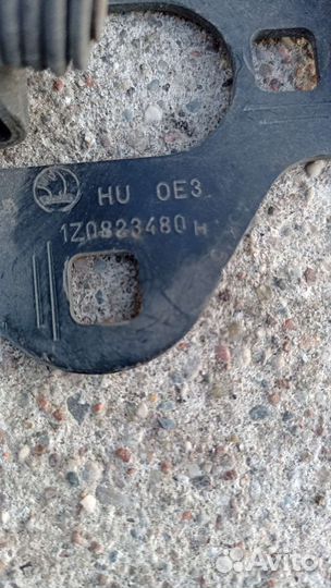 Skoda Octavia A5 крючок капота