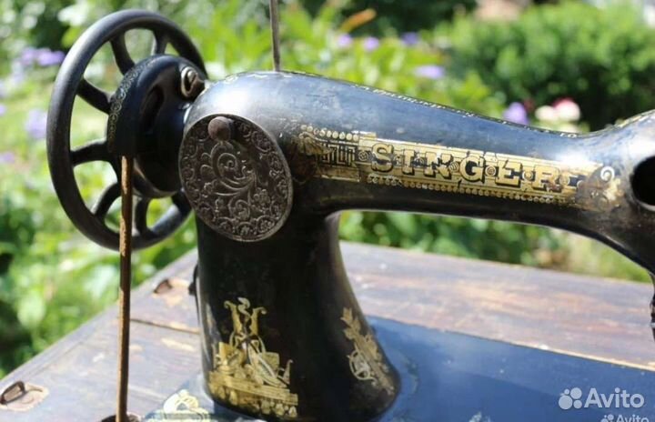 Антикварная швейная машинка на деревянной станине