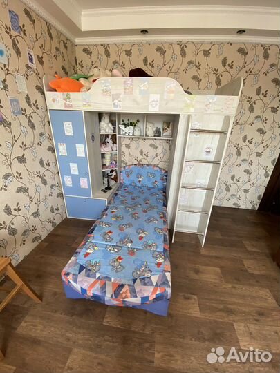 Двухэтажная кровать с диваном и шкафом