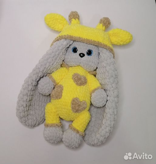 Зайка с длинными ушами в комбинезоне