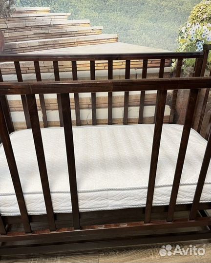 Детская кроватка с маятником