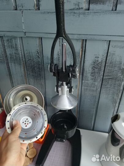 Прессовая соковыжималка для цитрусовых / граната