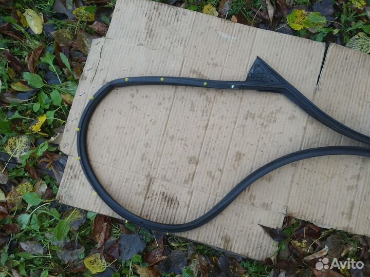 Уплотнитель стекла передней левой двери Omoda C5