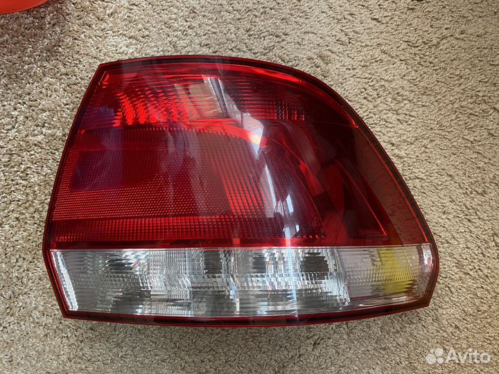 Задний правый фонарь volkswagen polo 2011