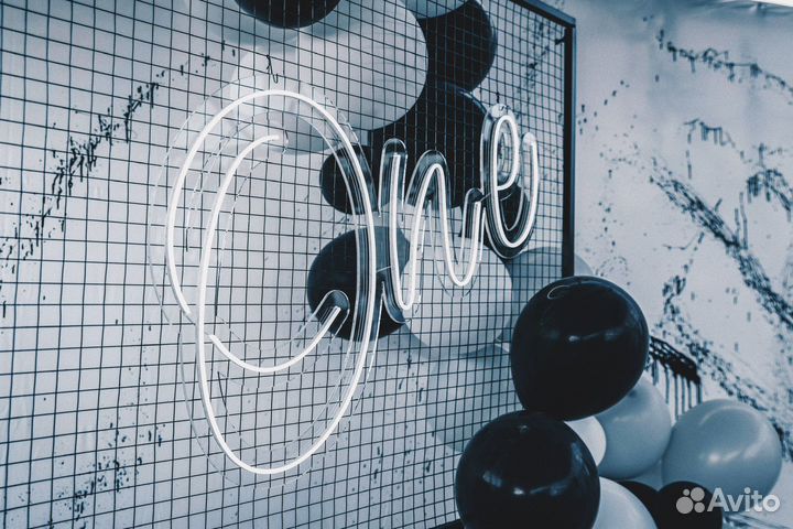 Неоновая вывеска one