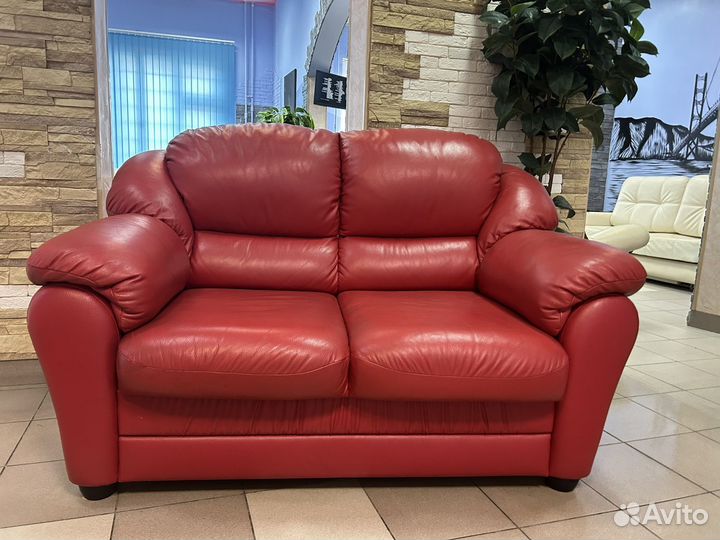 Кожаный диван
