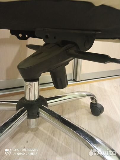 Офисное кресло руководителя с системой качания