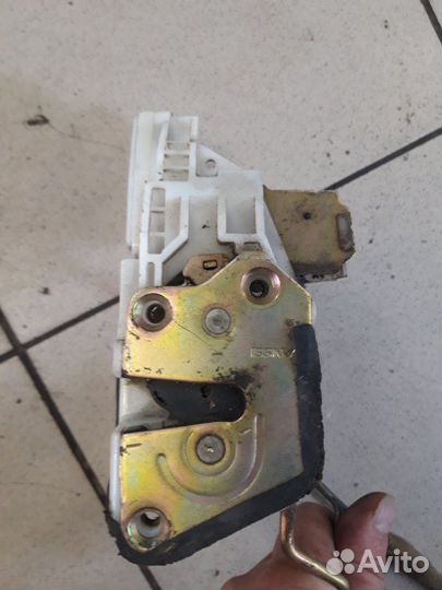 Замок дверной передний левый Mitsubishi Lancer 9