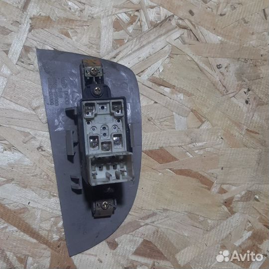 Кнопка стеклоподьемника задняя Hyundai Elantra 3 X