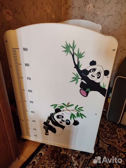 Детская кроватка с маятником