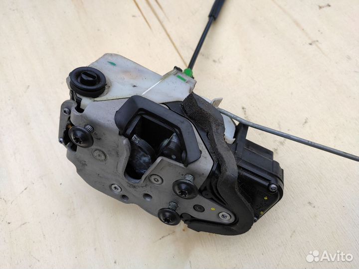 Замок задний правый двери на Opel Astra J