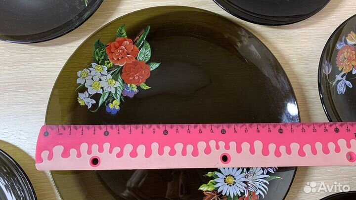 Набор тарелок из тёмного стекла