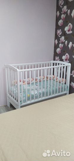 Детская кроватка с маятником