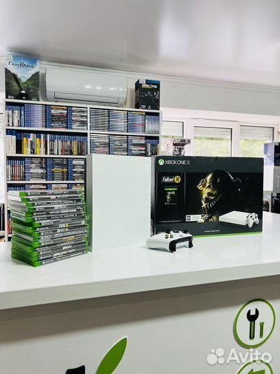 Xbox One X 1Tb + Годовая подписка Гарантия 1 Год