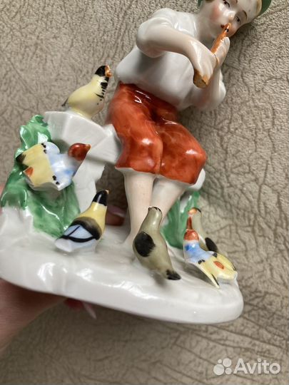 Фарфоровая статуэтка юноша (путти)с флейтой