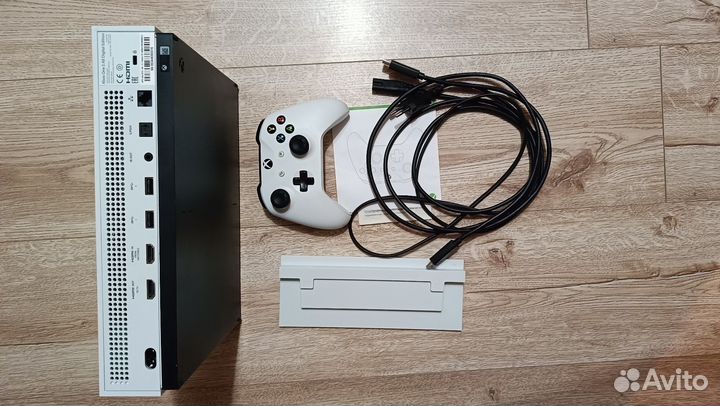 Продается приставка Xbox one s 1 TB