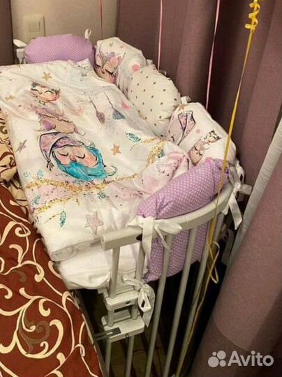 Детская кроватка с маятником