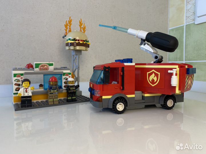 Лего. Игрушка пожарная машина