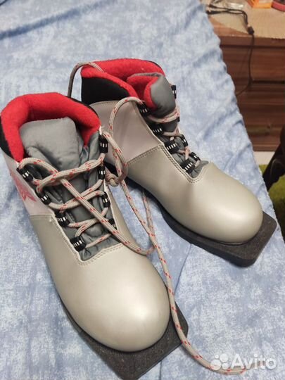 Лыжные ботинки 37 размер новые