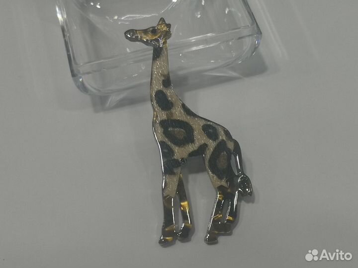 Брошь пластик жираф