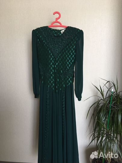 Вечернее платье сверкающе изумрудного цвета