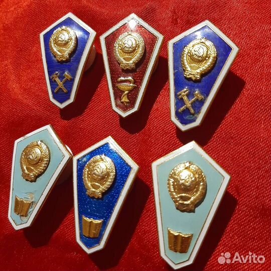 Знаки вузов учебных заведений.Ромбы