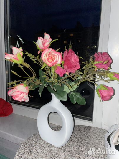 Декоративная ваза с искуственными розами