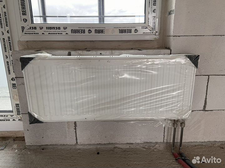 Радиатор настенный с нижнем подключением