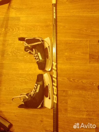 Коньки и клюшка