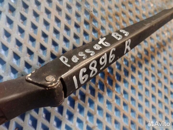 Поводок стеклоочистителя правый Volkswagen Passat