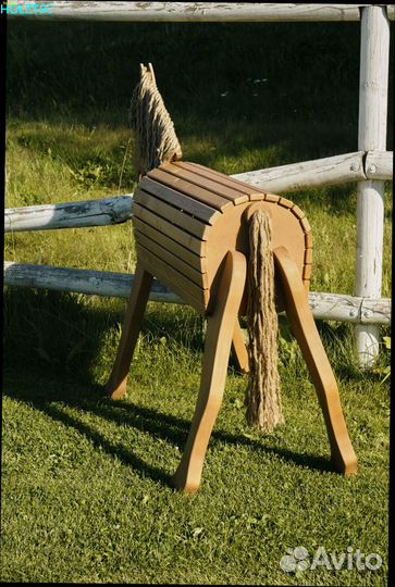 Деревянные лошадки разных размеров. Игры для детей