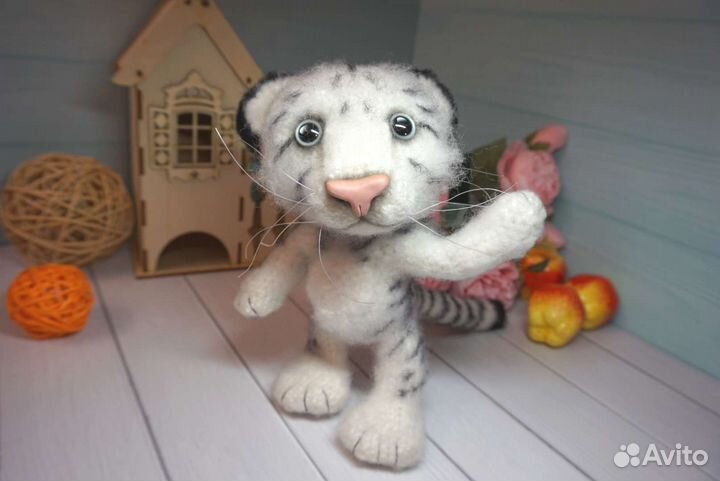 Вязаная игрушка. Белый тигрёнок