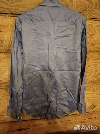 Голубая рубашка Uniqlo с переливами