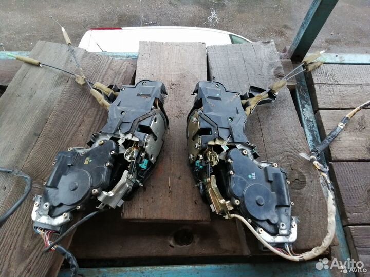 Замок передней двери доводчик Toyota Celsior UCF30