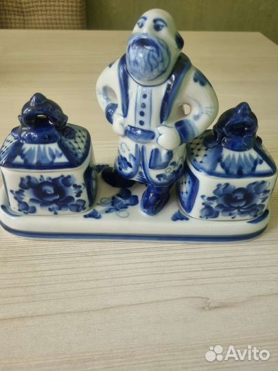 Гжель статуэтка-шкатулка Мужик с Коробами